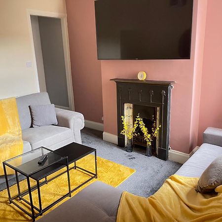 Hometel Digs Morden Comfy Home Can Sleep 11 Leicester Kültér fotó