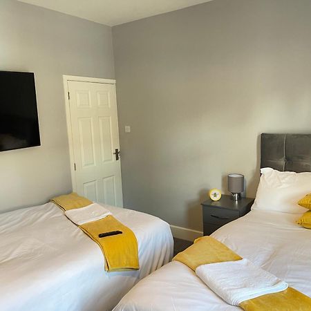 Hometel Digs Morden Comfy Home Can Sleep 11 Leicester Kültér fotó