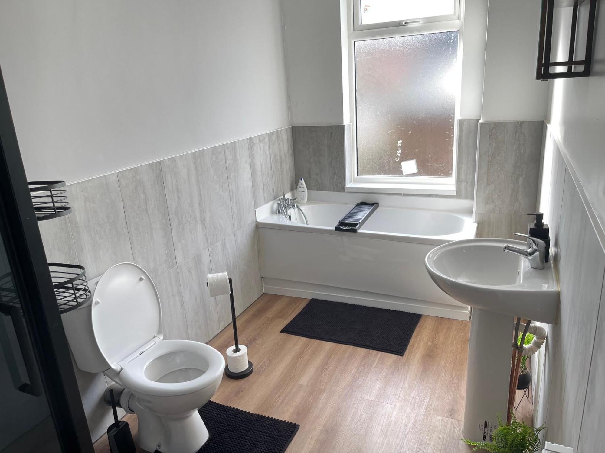 Hometel Digs Morden Comfy Home Can Sleep 11 Leicester Kültér fotó