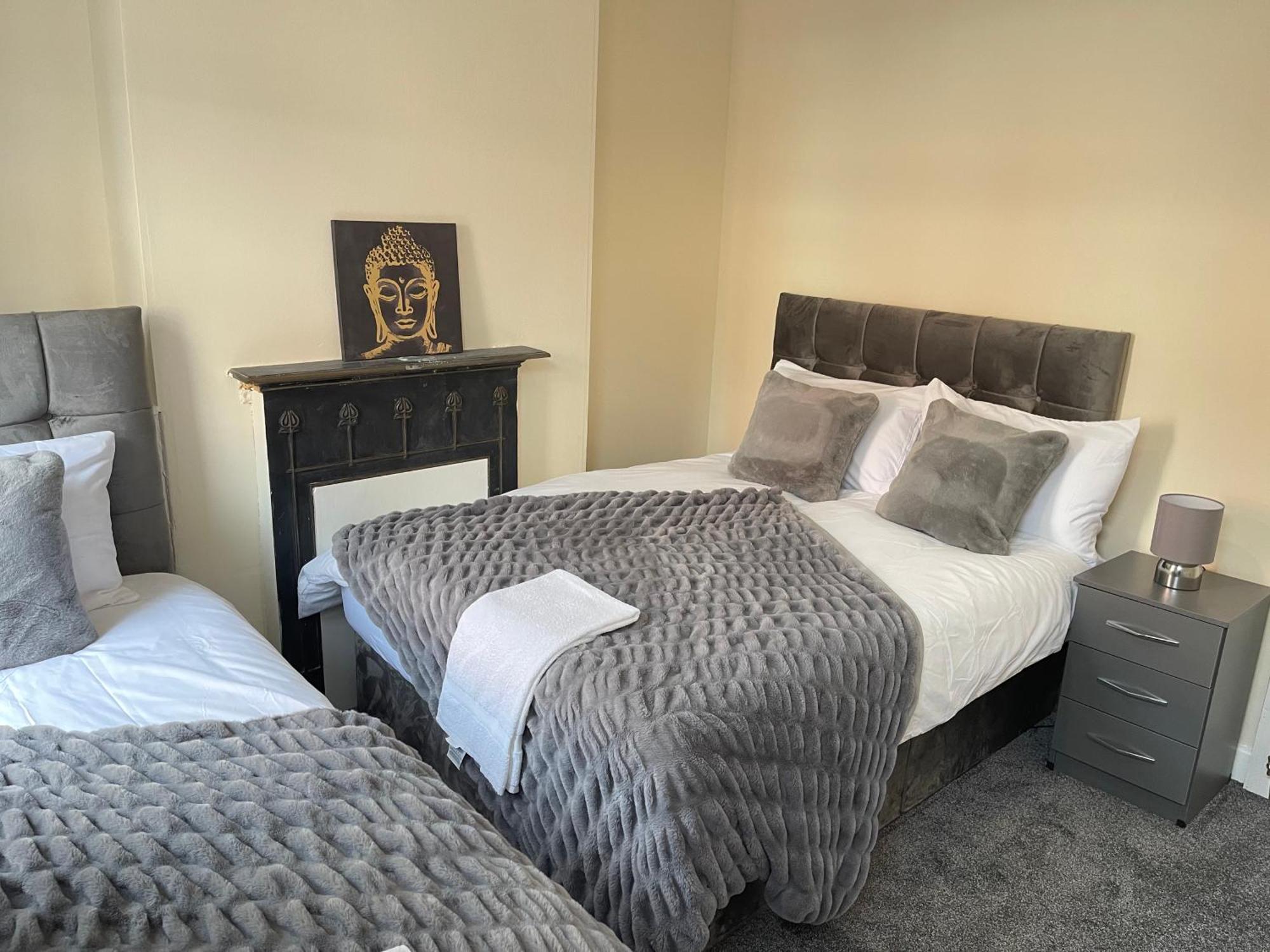 Hometel Digs Morden Comfy Home Can Sleep 11 Leicester Kültér fotó