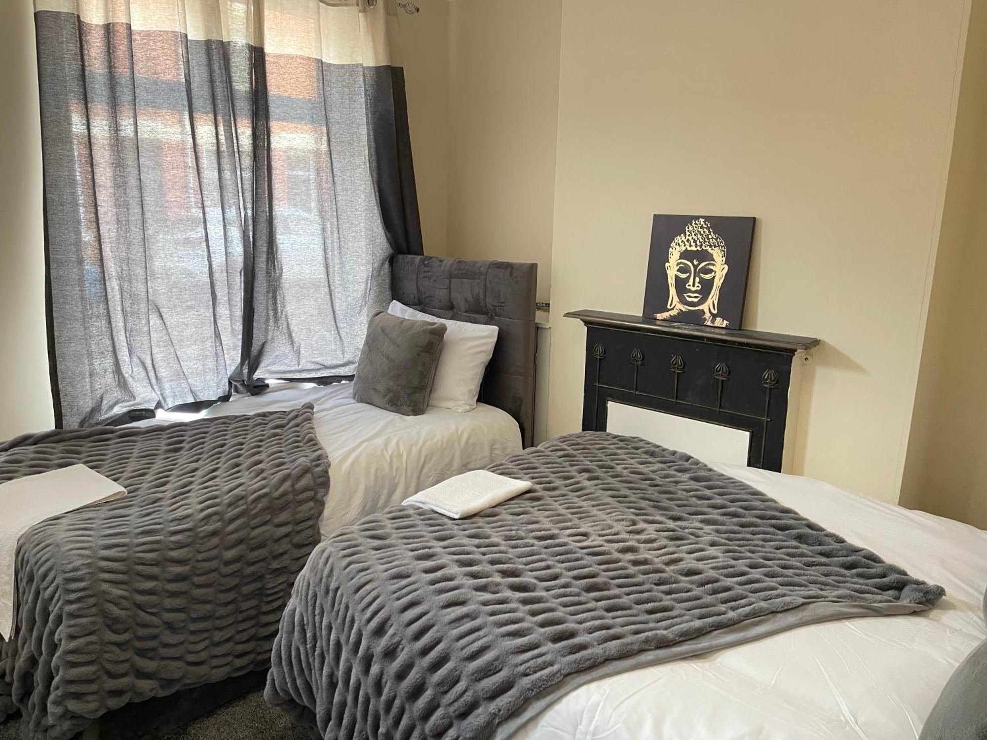 Hometel Digs Morden Comfy Home Can Sleep 11 Leicester Kültér fotó